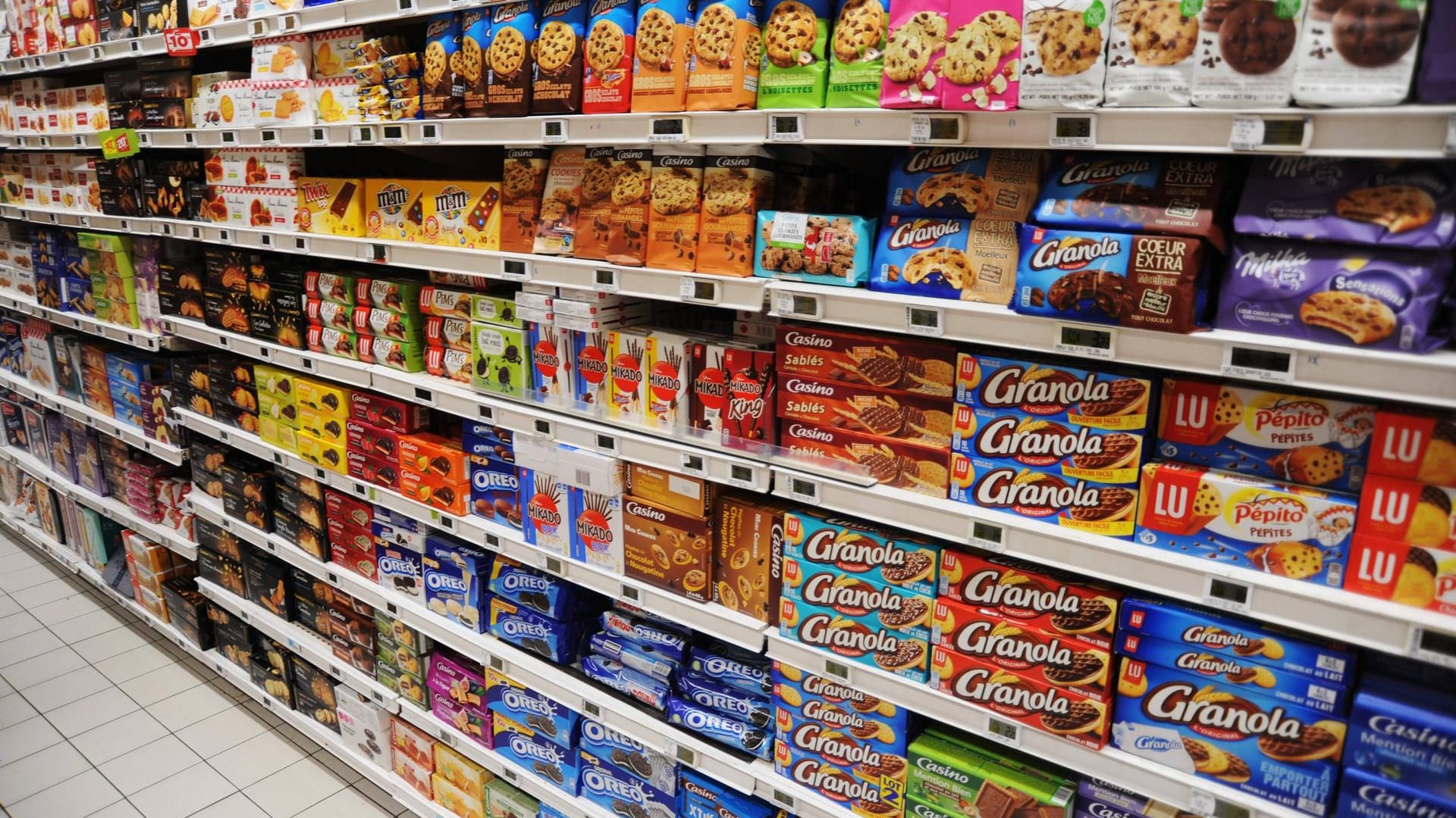 Ein Keksregal im Supermarkt: Ein Ladendetektiv hat den Dieb auf frischer Tat ertappt. (Symbolbild) Ein Keksregal im Supermarkt: Ein Ladendetektiv hat den Dieb auf frischer Tat ertappt. (Symbolbild)