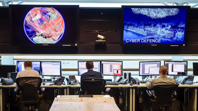 Kontrollraum im britischen "Government Communications Headquarters" (GCHQ): Laut Zeitungsinformationen will die britische Regierung mit digitalen Mitteln gegen Terroristen und Schwerverbrecher kämpfen.