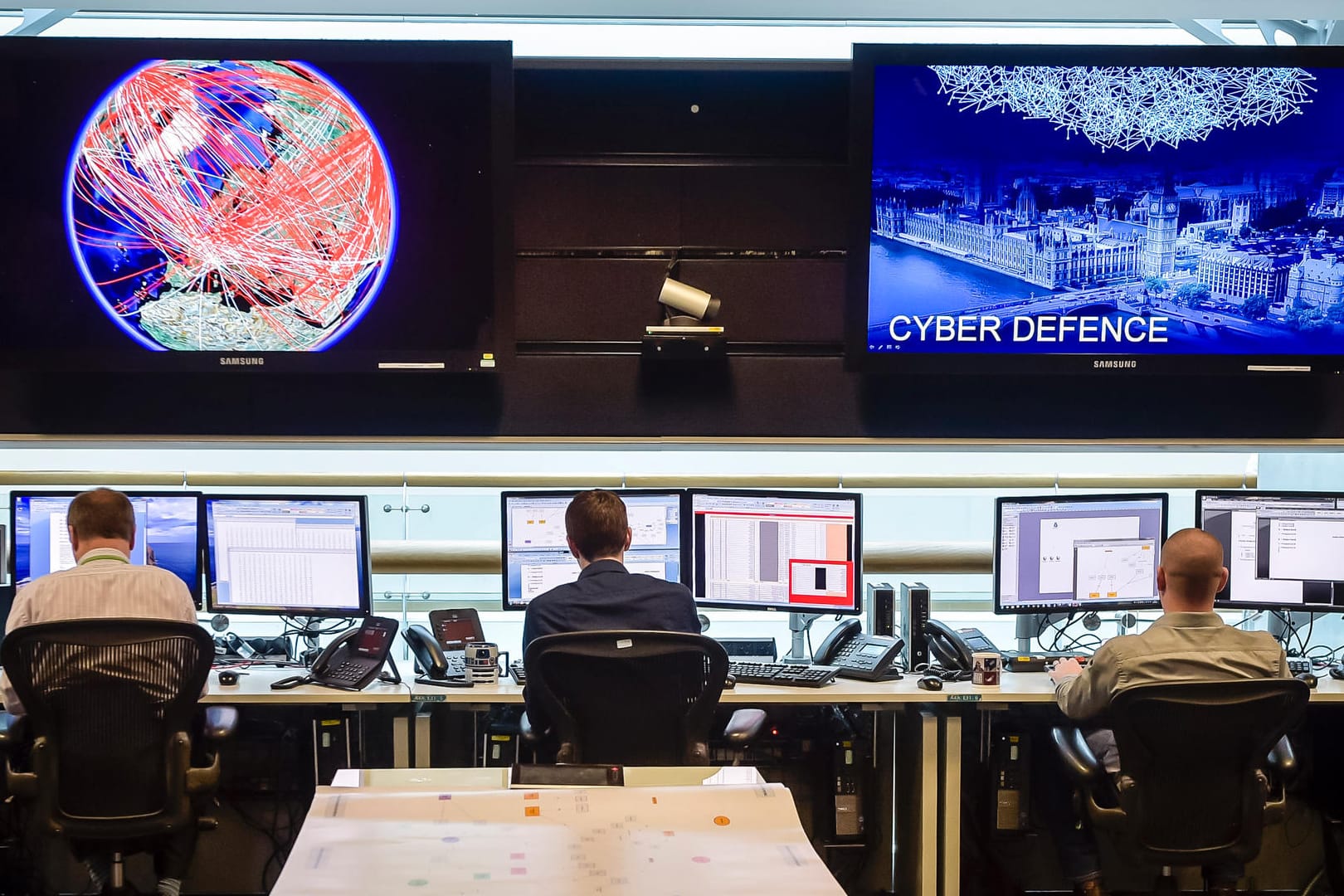 Kontrollraum im britischen "Government Communications Headquarters" (GCHQ): Laut Zeitungsinformationen will die britische Regierung mit digitalen Mitteln gegen Terroristen und Schwerverbrecher kämpfen.