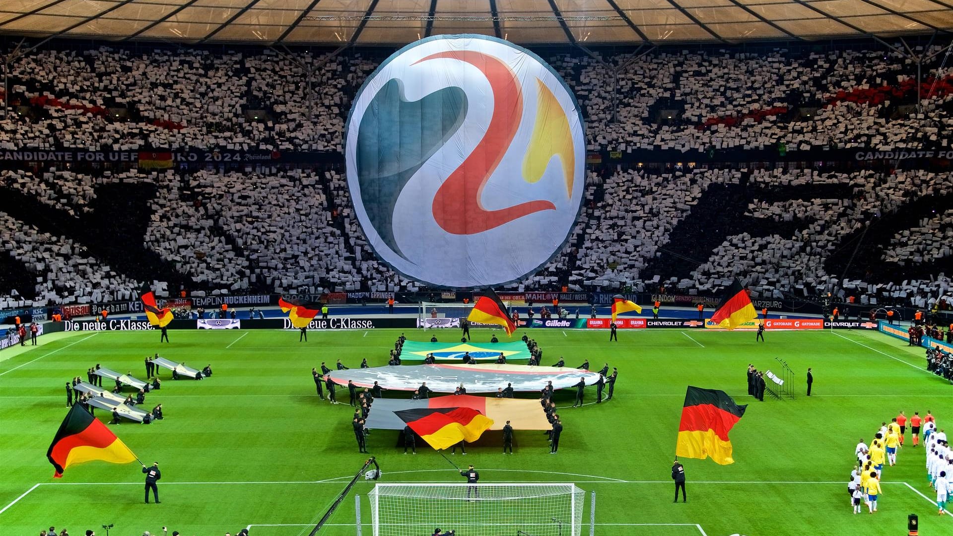 Choreografie für die deutsche EM-Bewerbung im März in Berlin: Seit Monaten kämpft der DFB für das große Ziel.