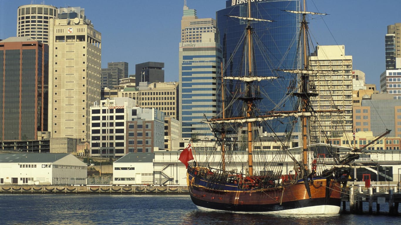 Ein Nachbau des legendären Expeditionsschiffs in Sydney: Nach ihrer Reise nach Australien wurde die Endeavour von der Navy verkauft.