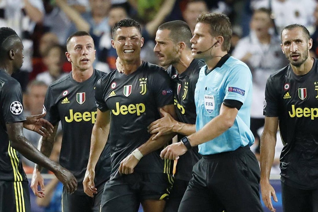In der Kritik: Dr. Felix Brych (r.) musste sich nach dem Platzverweis gegen Cristiano Ronaldo viel Kritik anhören.