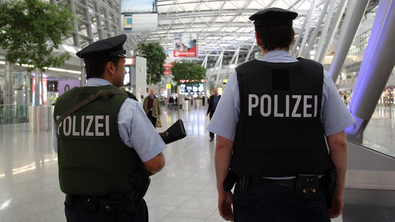 Polizei am Düsseldorfer Flughafen: Die IS-Anhängerin war aus der Türkei eingereist. (Archivbild)