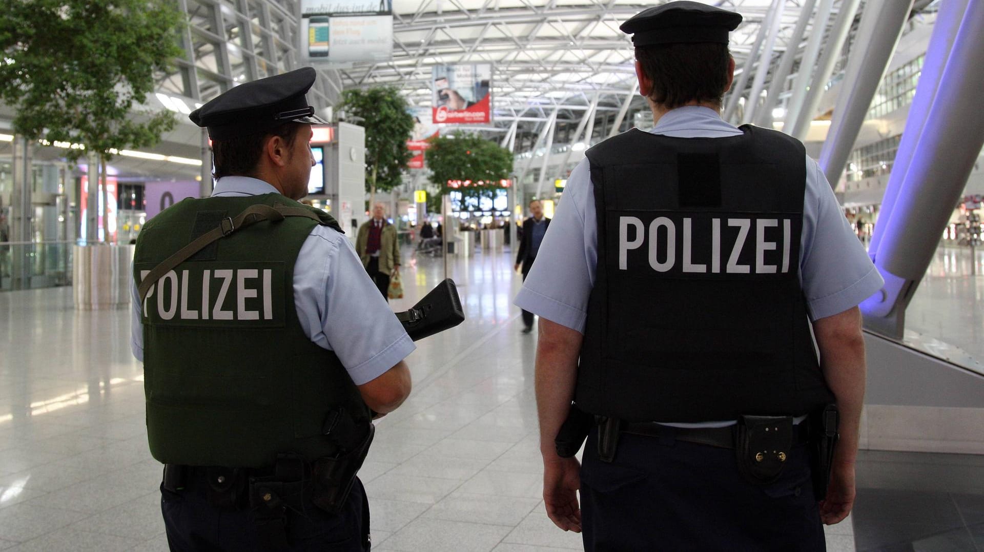 Polizei am Düsseldorfer Flughafen: Die IS-Anhängerin war aus der Türkei eingereist. (Archivbild)