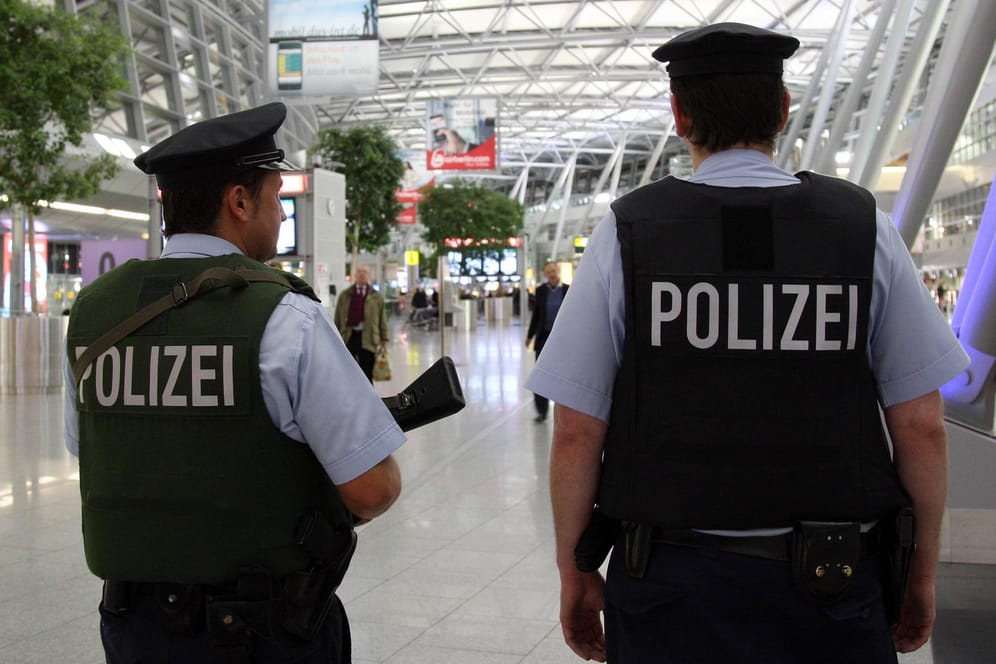 Polizei am Düsseldorfer Flughafen: Die IS-Anhängerin war aus der Türkei eingereist. (Archivbild)