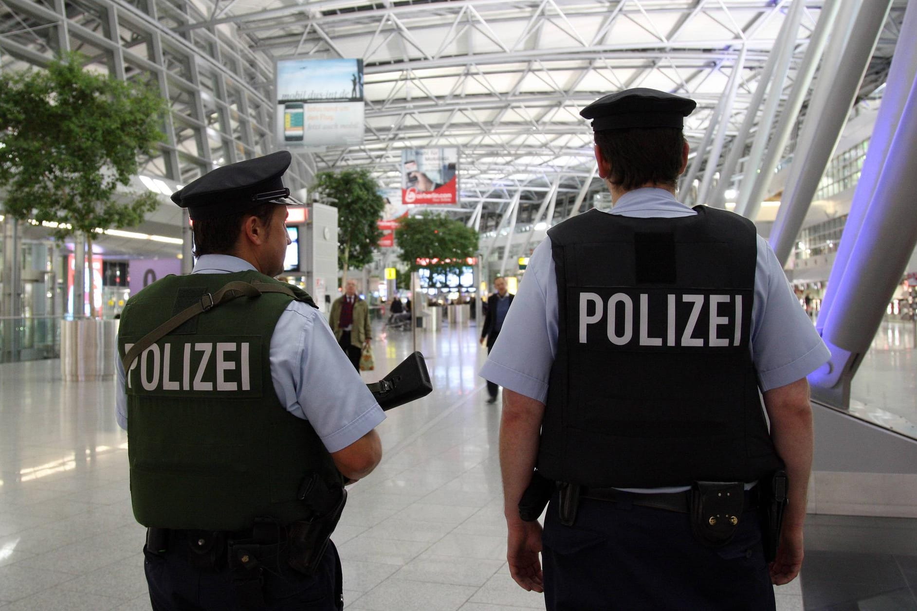 Polizei am Düsseldorfer Flughafen: Die IS-Anhängerin war aus der Türkei eingereist. (Archivbild)