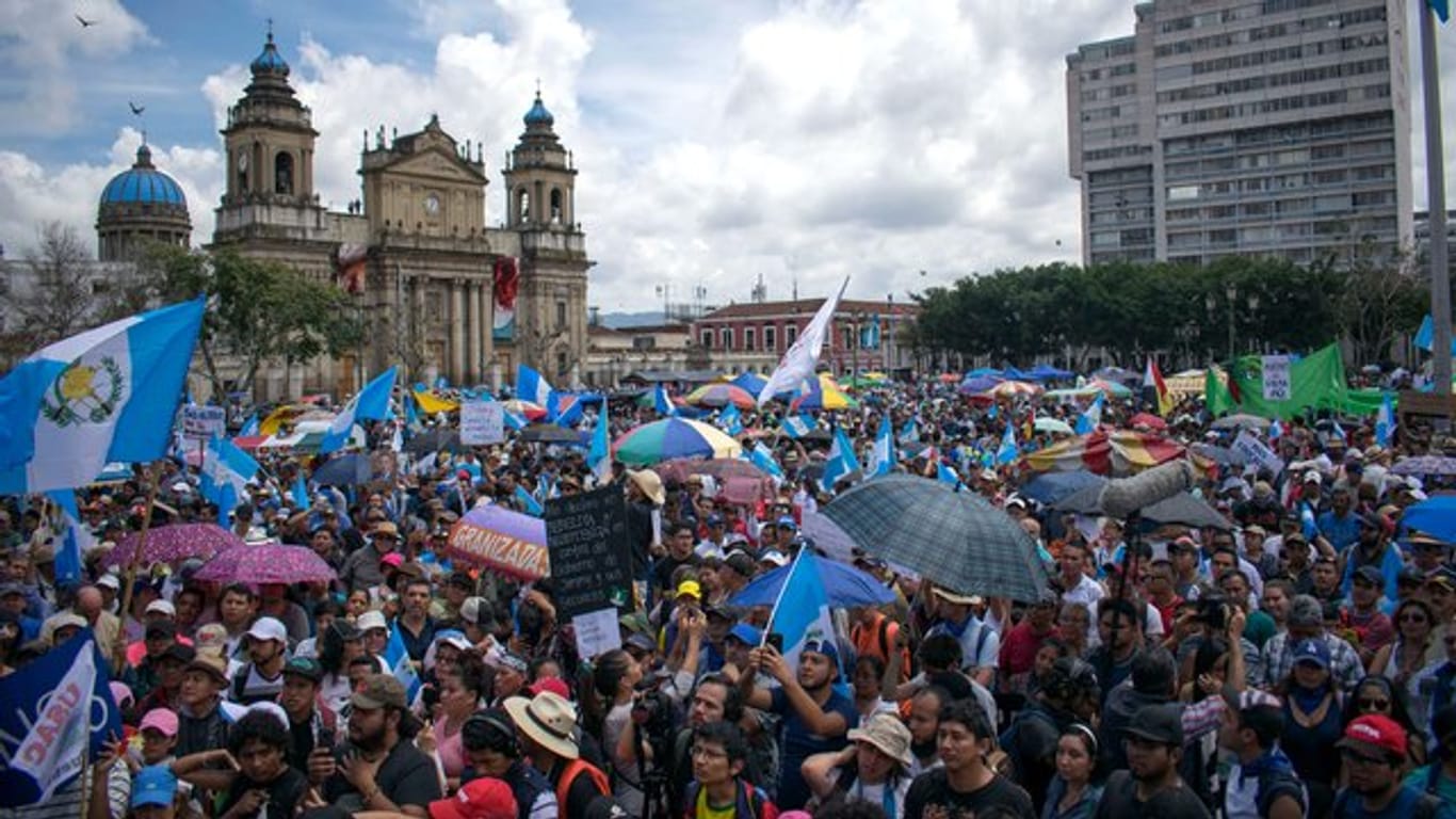 Demonstranten protestieren auf dem Platz der Verfassung in Guatemala-Stadt gegen Präsident Jimmy Morales.