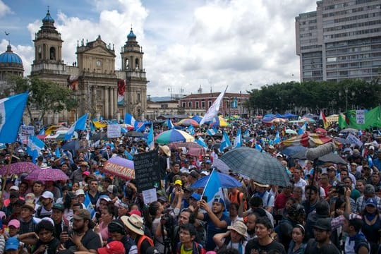 Demonstranten protestieren auf dem Platz der Verfassung in Guatemala-Stadt gegen Präsident Jimmy Morales.