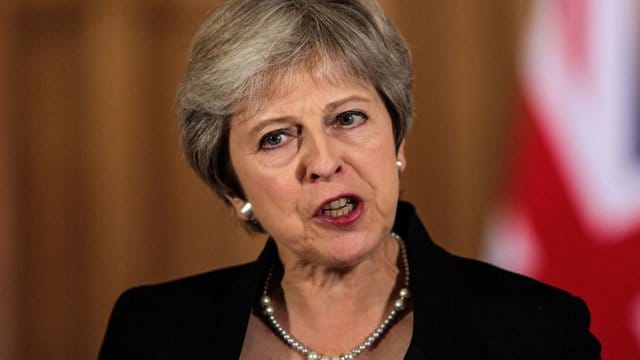 Theresa May, Premierministerin von Großbritannien, verschärft den Ton.