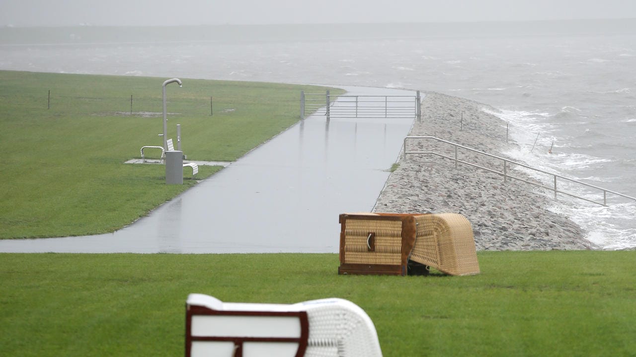 Umgewehte Strandkörbe am Nordseestrand von Büsum: Der Deutsche Wetterdienst warnte an der See vor Sturm mit schweren Sturmböen um 100 km/h (Windstärke 10).