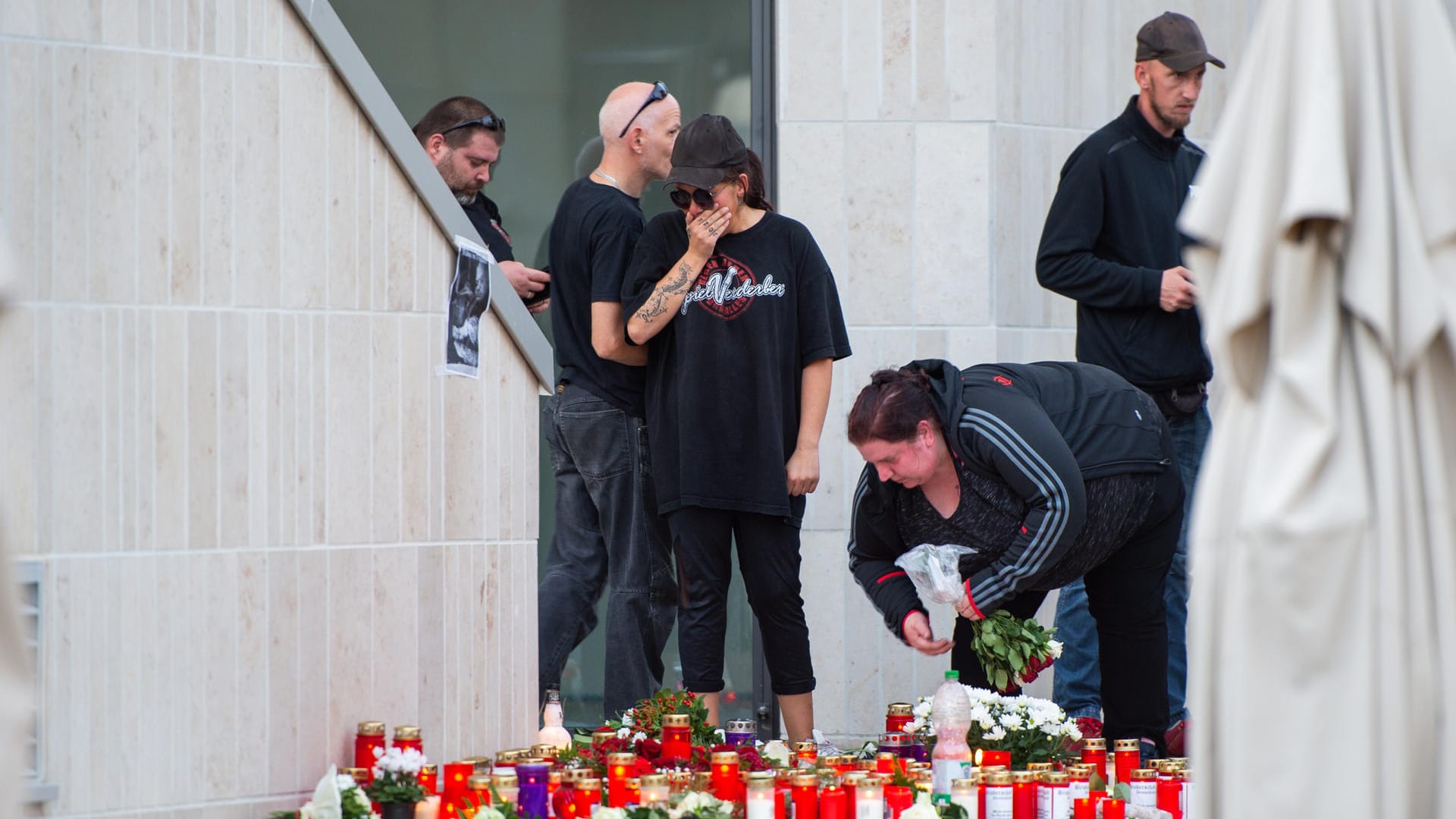 Bekannte und Freunde des gestorbenen Hogesa-Mitgründers trauern am Museum, wo der 32-Jährige am Mittwoch tot gefunden wurde.