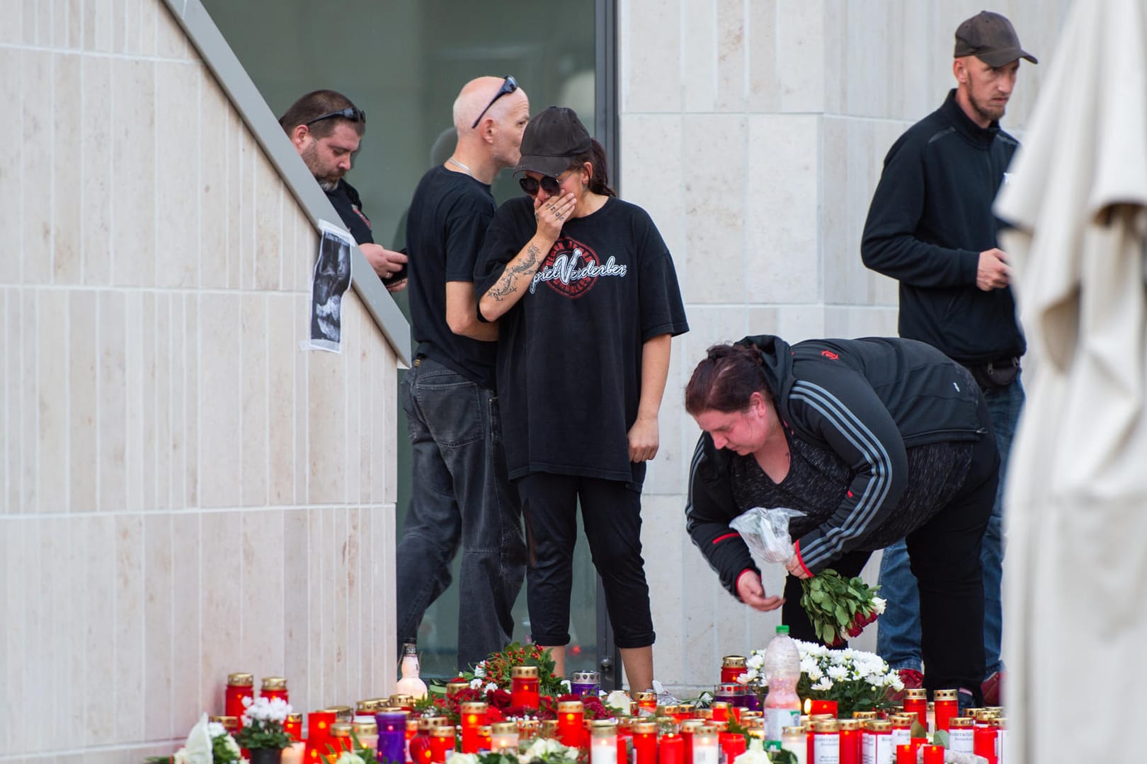 Bekannte und Freunde des gestorbenen Hogesa-Mitgründers trauern am Museum, wo der 32-Jährige am Mittwoch tot gefunden wurde.