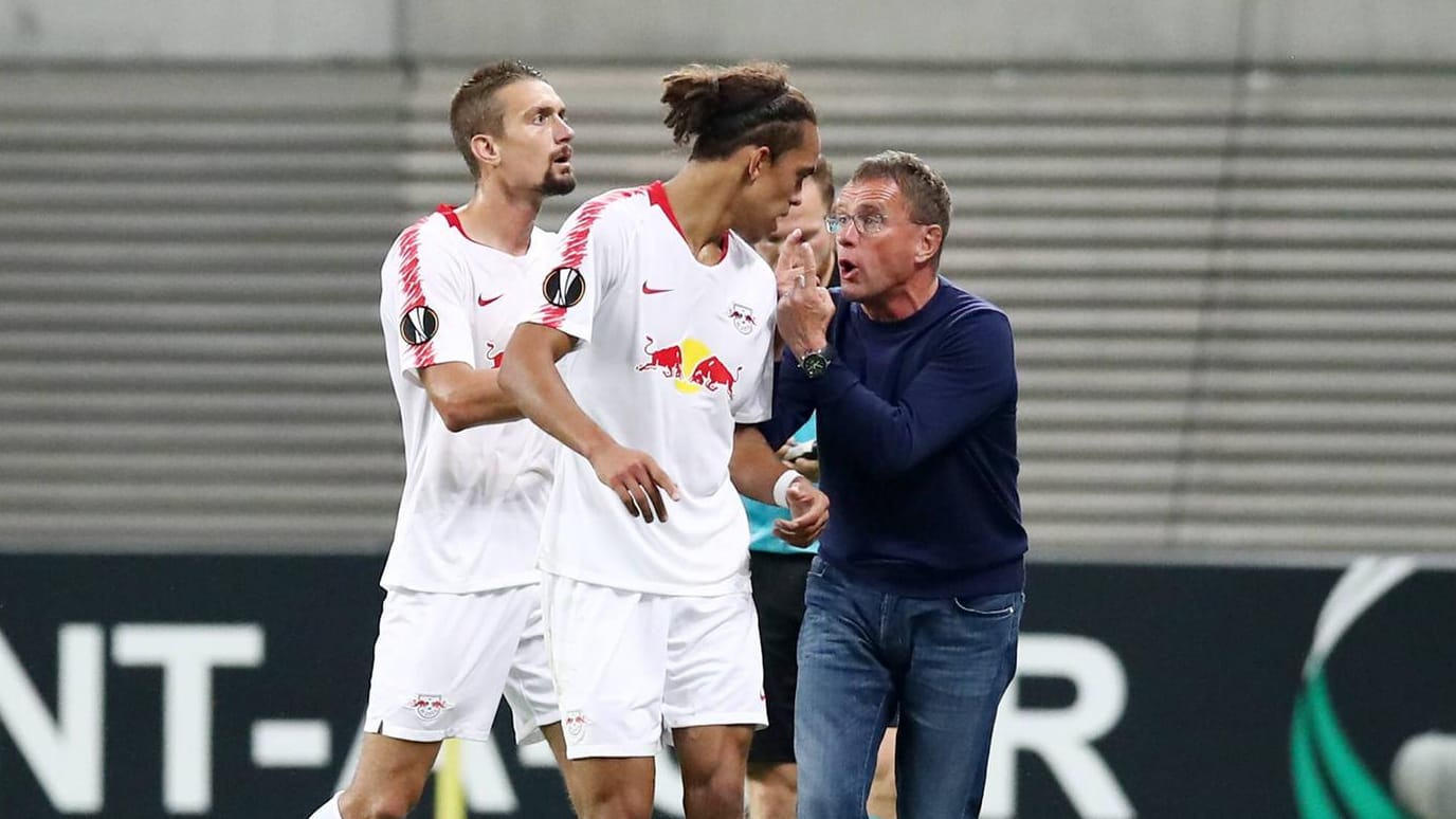 Rangnick redet auf die Spieler Ilsanker (l.) und Poulsen ein: Der Trainer war bei der Pleite gegen Salzburg massiv unzufrieden.