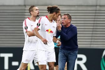 Rangnick redet auf die Spieler Ilsanker (l.) und Poulsen ein: Der Trainer war bei der Pleite gegen Salzburg massiv unzufrieden.
