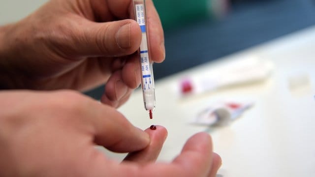 Künftig sollen HIV-Selbsttests für alle in Apotheken oder Drogeriemärkten erhältlich sein. Künftig sollen HIV-Selbsttests für alle in Apotheken oder Drogeriemärkten erhältlich sein.