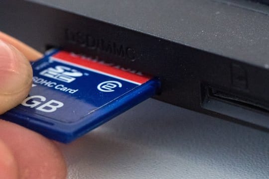Eine SD-Speicherkarte (Symbolbild): Eine Karte Markenhersteller mit flotter Schreibgeschwindigkeit kann ein einfacher Weg sein, den Notebookspeicher zu erweitern.