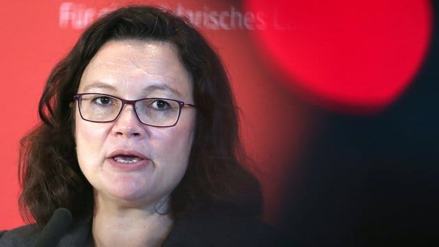 Andrea Nahles will nach dem massiven Widerstand in ihrer Partei die geplante Beförderung des bisherigen Verfassungsschutzpräsidenten Maaßen neu verhandeln. Andrea Nahles will nach dem massiven Widerstand in ihrer Partei die geplante Beförderung des bisherigen Verfassungsschutzpräsidenten Maaßen neu verhandeln.