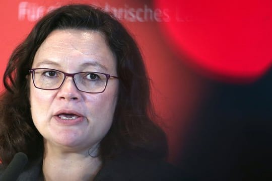 Andrea Nahles will nach dem massiven Widerstand in ihrer Partei die geplante Beförderung des bisherigen Verfassungsschutzpräsidenten Maaßen neu verhandeln.