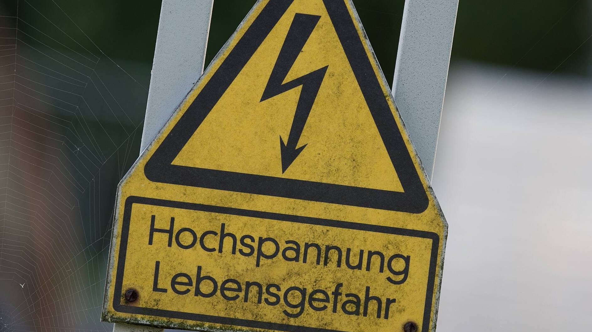 Schild "Hochspannung, Lebensgefahr!": Die Öl-Pipeline könnte 3.000 Haushalte versorgen. (Symbolbild) Schild "Hochspannung, Lebensgefahr!": Die Öl-Pipeline könnte 3.000 Haushalte versorgen. (Symbolbild)