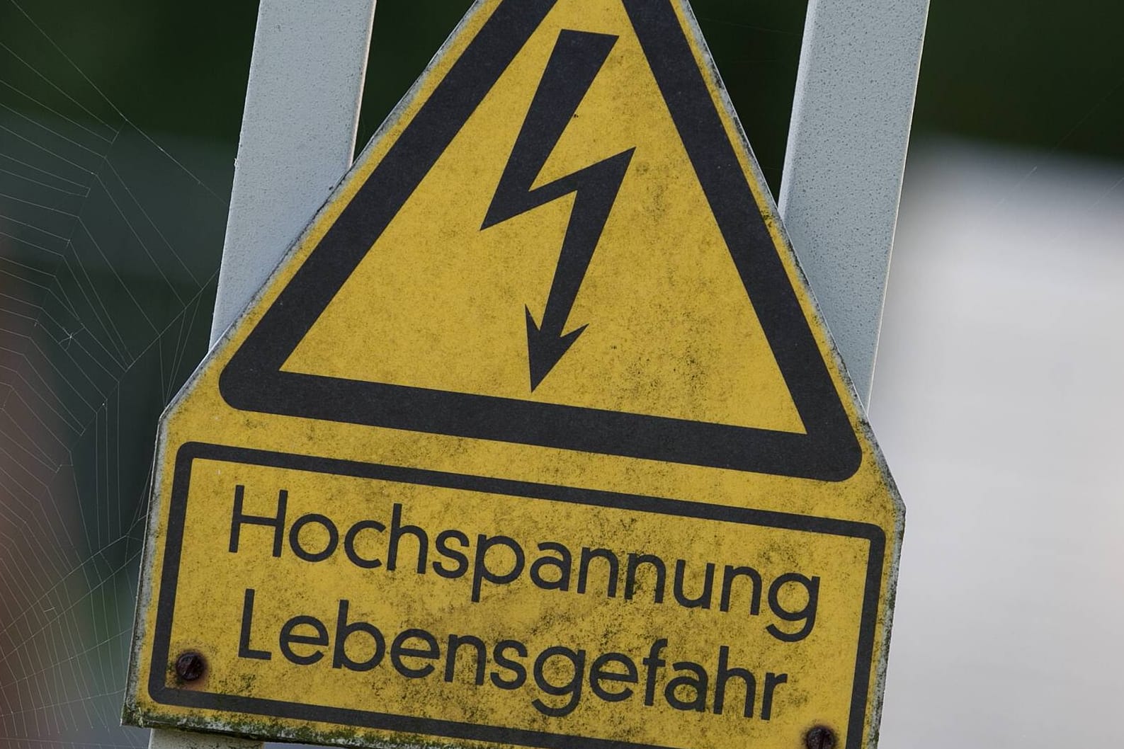 Schild "Hochspannung, Lebensgefahr!": Die Öl-Pipeline könnte 3.000 Haushalte versorgen. (Symbolbild)