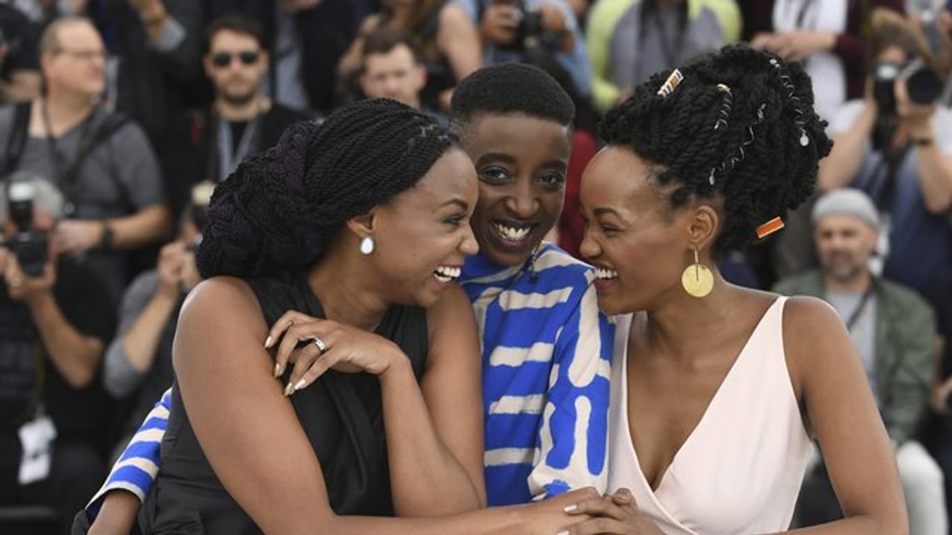 Wanuri Kahiu (l), Regisseurin aus Kenia, und die Schauspielerinnen Samantha Mugatsia (M) und Sheila Munyiva (r) stellten ihren Film "Rafiki" dieses Jahr bei den Internationalen Filmfestspiele von Cannes vor.