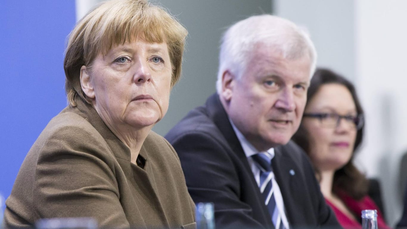 Kanzlerin Angela Merkel, Innenminister Horst Seehofer und SPD-Chefin Andrea Nahles: Die Spitzen der großen Koalition wollen die Kausa Maaßen nun doch neu besprechen.