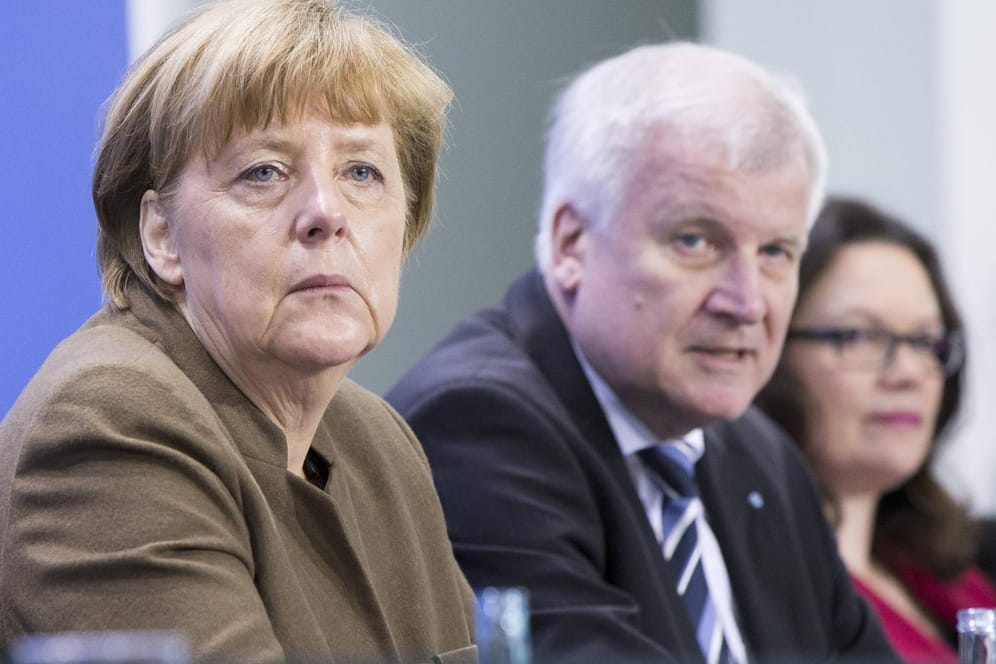 Kanzlerin Angela Merkel, Innenminister Horst Seehofer und SPD-Chefin Andrea Nahles: Die Spitzen der großen Koalition wollen die Kausa Maaßen nun doch neu besprechen.