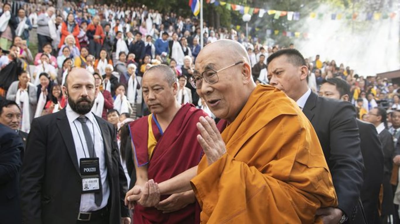 Der Dalai Lama (M), der religiöse Anführer von Tibet, wird von Tibetern, die in der Schweiz leben, am Tibet Institut empfangen.