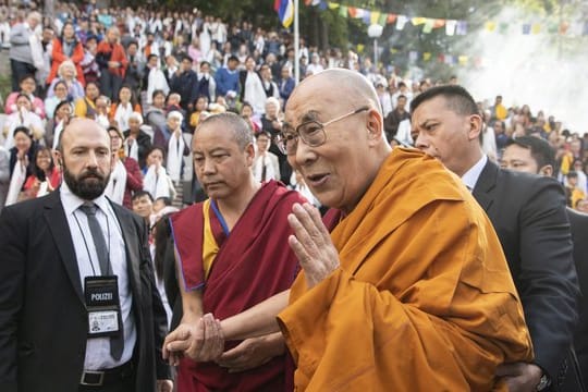 Der Dalai Lama (M), der religiöse Anführer von Tibet, wird von Tibetern, die in der Schweiz leben, am Tibet Institut empfangen.