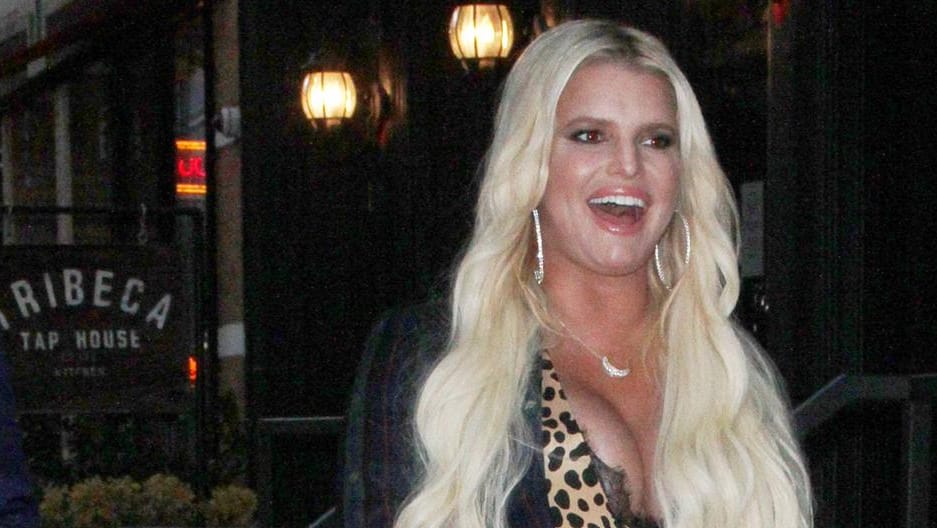 Schön schwanger: Jessica Simpson zeigt sich nach der Bekanntgabe der Schwangerschaft mit Babybauch.