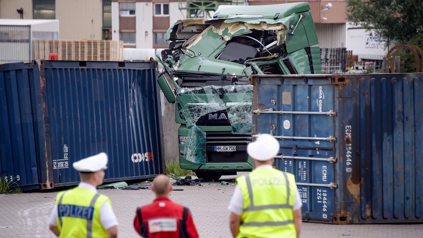 Der völlig zerstörte Lkw im Hamburger Hafen: Der Fahrer konnte nach einer Stunde aus dem Fahrzeug befreit werden.