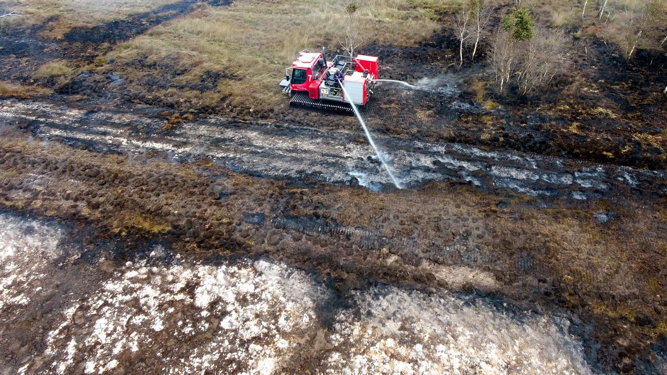 Raketentest und extreme Trockenheit: Auf einem Testgelände der Bundeswehr stehen große Flächen Moorland in Brand.