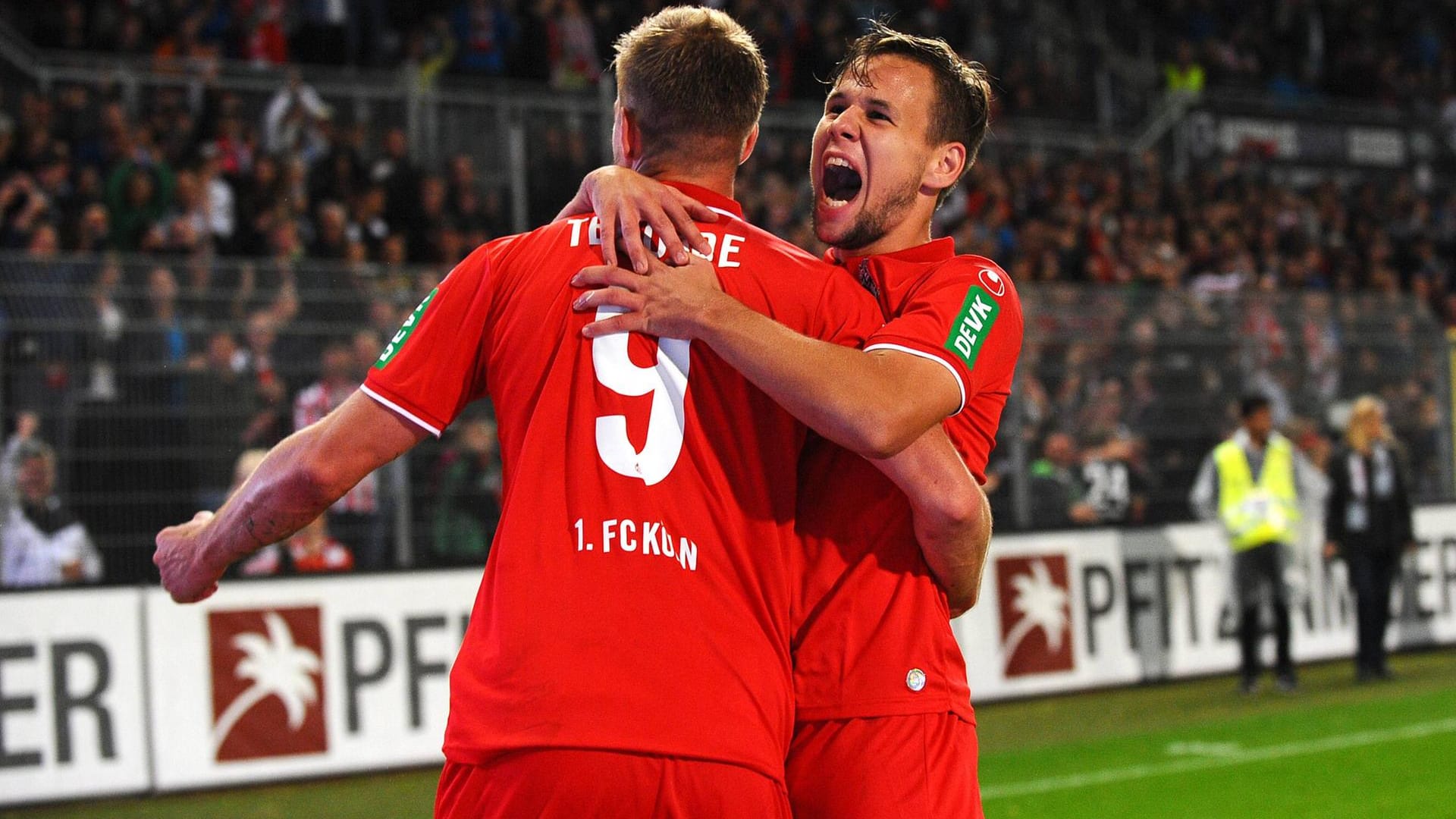 Ausgelassene Freude: Louis Schaub (r.) bejubelt Simon Teroddes Tor zum 2:0 gegen Sandhausen.