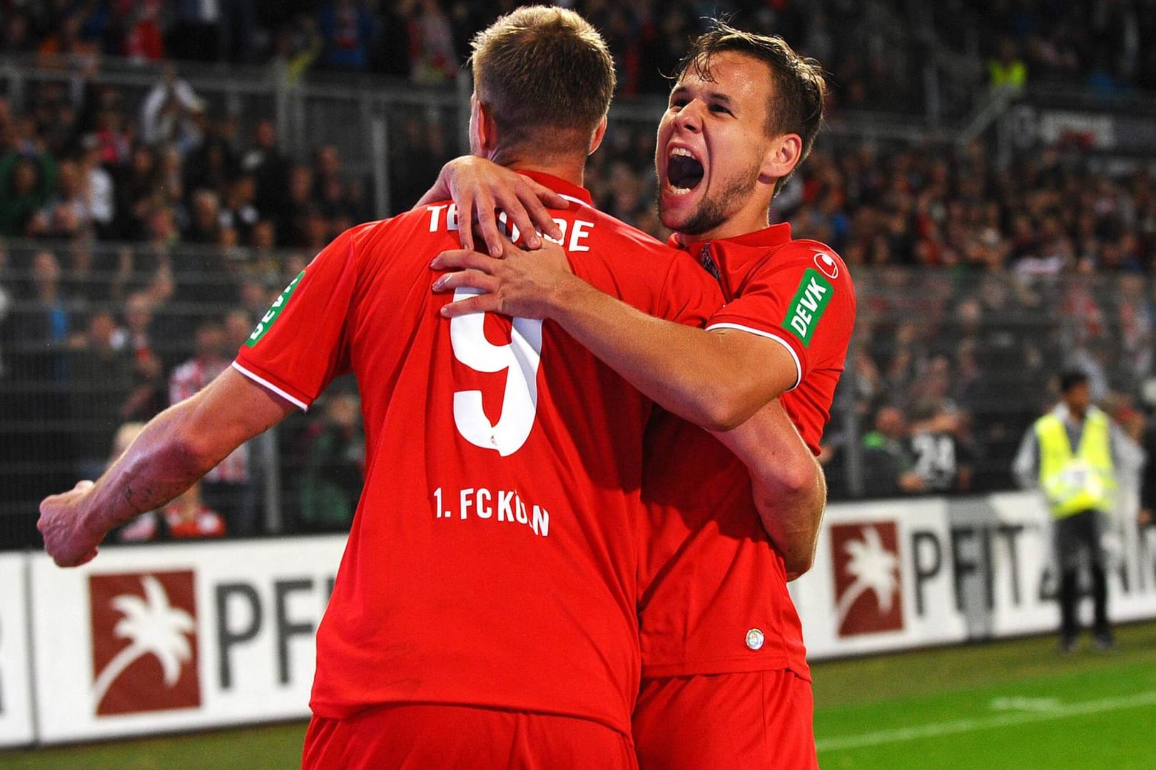 Ausgelassene Freude: Louis Schaub (r.) bejubelt Simon Teroddes Tor zum 2:0 gegen Sandhausen.