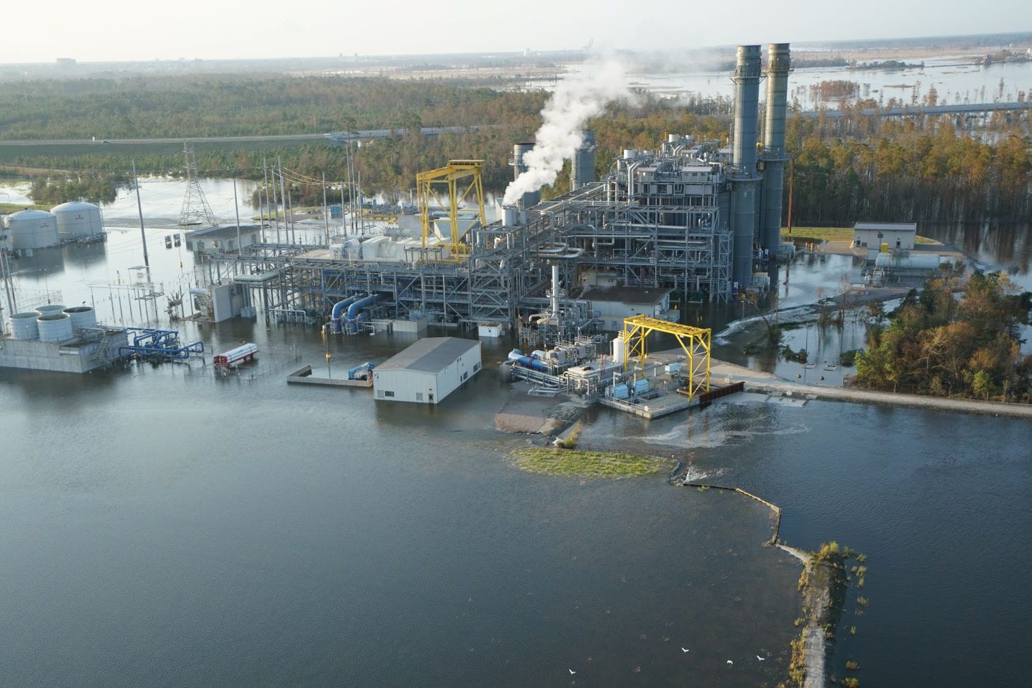 Das überschwemmte Gaskraftwerk in Wilmington: Der Betreiber versichert, die Anlage sei sicher heruntergefahren worden.