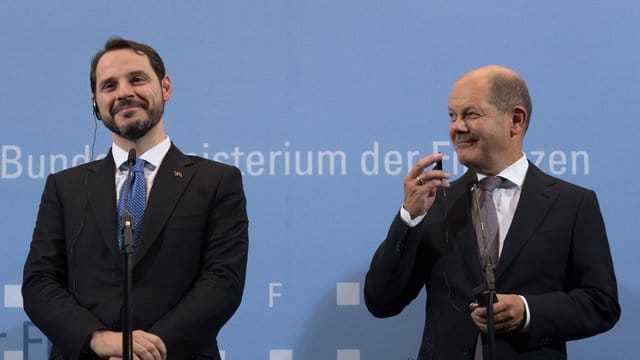 Finanzminister Olaf Scholz (r) empfängt seinen türkischen Amtskollegen Berat Albayrak in Berlin. Finanzminister Olaf Scholz (r) empfängt seinen türkischen Amtskollegen Berat Albayrak in Berlin.