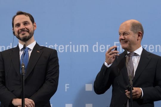 Finanzminister Olaf Scholz (r) empfängt seinen türkischen Amtskollegen Berat Albayrak in Berlin.