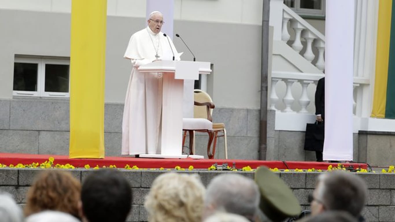 Papst Franziskus überbringt seine Botschaft auf dem Platz vor dem Präsidentenpalast in Vilnius.