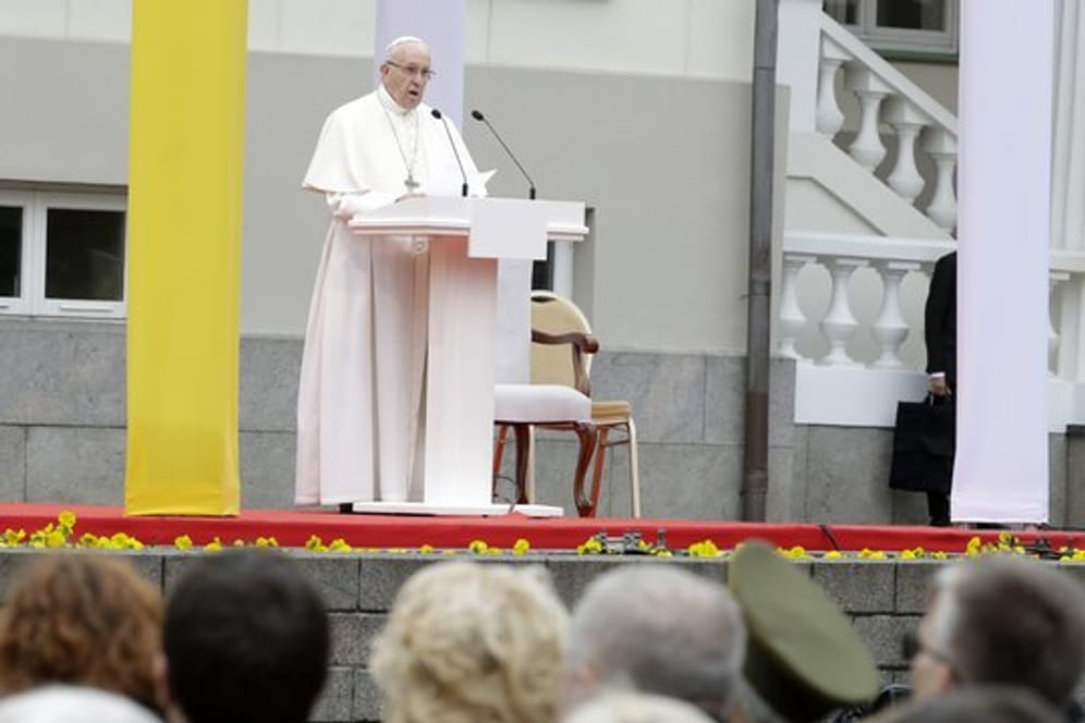 Papst Franziskus überbringt seine Botschaft auf dem Platz vor dem Präsidentenpalast in Vilnius.