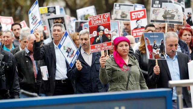 Kurden demonstrieren auf der Königsallee i Düsseldorf gegen den geplanten Besuch von Erdogan.