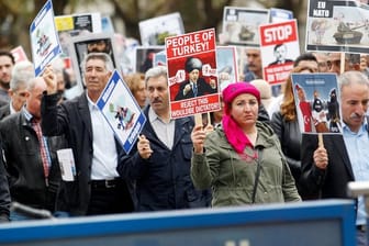 Kurden demonstrieren auf der Königsallee i Düsseldorf gegen den geplanten Besuch von Erdogan.