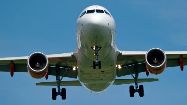 Ein Flugzeug setzt zur Landung an: Gefährliche Laserattacken auf Piloten haben an vielen deutschen Flughäfen abgenommen. Ein Flugzeug setzt zur Landung an: Gefährliche Laserattacken auf Piloten haben an vielen deutschen Flughäfen abgenommen.