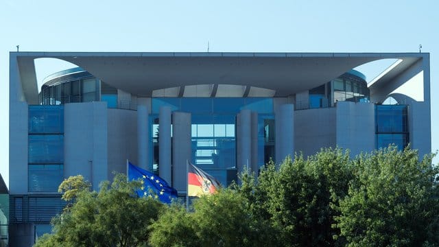 Beim ersten Treffen hatten sich CDU, CSU und SPD noch darauf verständigt, dass Maaßen seinen Posten als Chef des Bundesamts für Verfassungsschutz zwar räumen muss, dafür aber als Staatssekretär ins Innenministerium wechseln darf. Beim ersten Treffen hatten sich CDU, CSU und SPD noch darauf verständigt, dass Maaßen seinen Posten als Chef des Bundesamts für Verfassungsschutz zwar räumen muss, dafür aber als Staatssekretär ins Innenministerium wechseln darf.