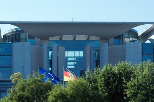 Beim ersten Treffen hatten sich CDU, CSU und SPD noch darauf verständigt, dass Maaßen seinen Posten als Chef des Bundesamts für Verfassungsschutz zwar räumen muss, dafür aber als Staatssekretär ins Innenministerium wechseln darf.