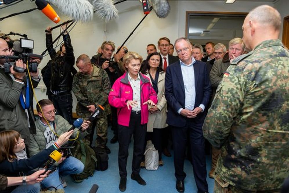 Ursula von der Leyen und Stephan Weil machen sich ein Bild vom Moorbrand auf dem Bundeswehr-Testgelände.