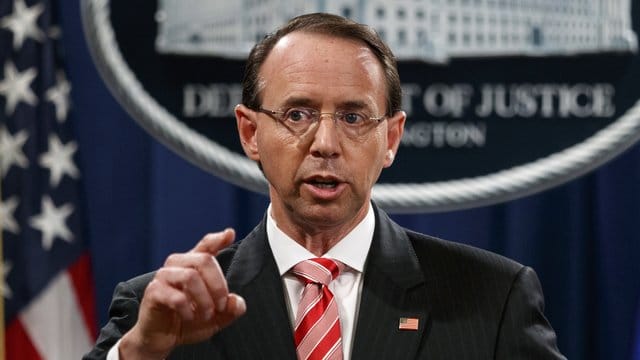 Der stellvertretende Justizminister Rod Rosenstein spricht während einer Pressekonferenz im Justizministerium in Washington. Der stellvertretende Justizminister Rod Rosenstein spricht während einer Pressekonferenz im Justizministerium in Washington.