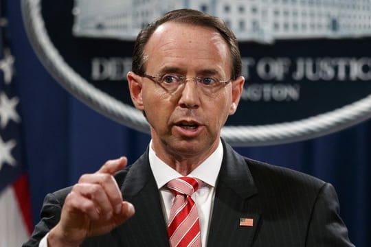 Der stellvertretende Justizminister Rod Rosenstein spricht während einer Pressekonferenz im Justizministerium in Washington.