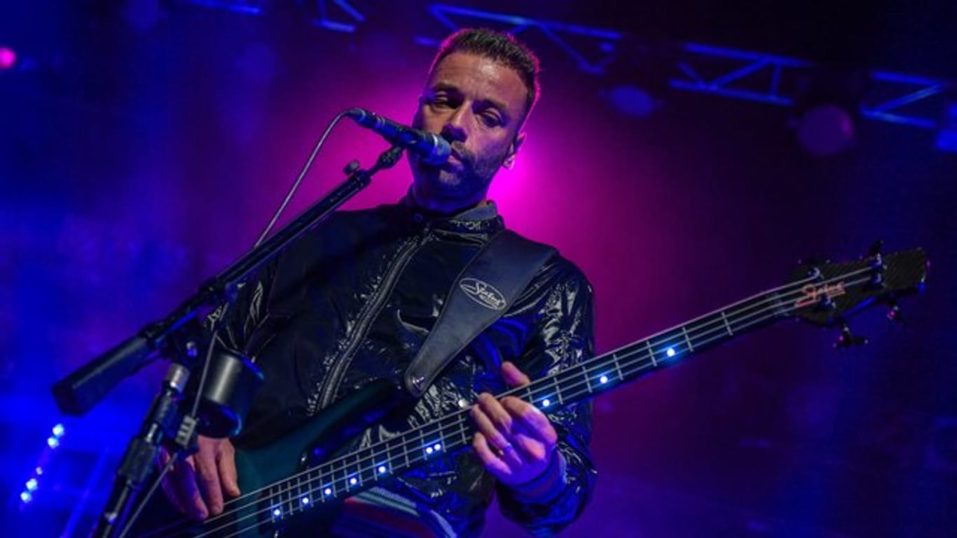 Bassist Christopher Wolstenholme begeisterte mit seinen Bandkollegen 1200 Fans.