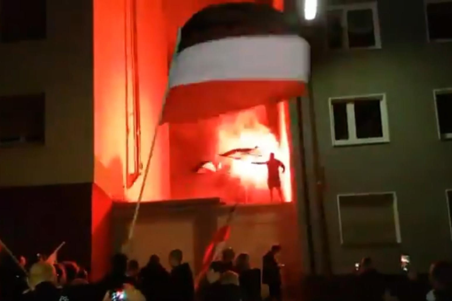 Screenshot aus einem Twitter-Video, das die Neonazi-Demo in Dortmund zeigen soll: Die Polizei hat mehrere Strafverfahren eingeleitet.