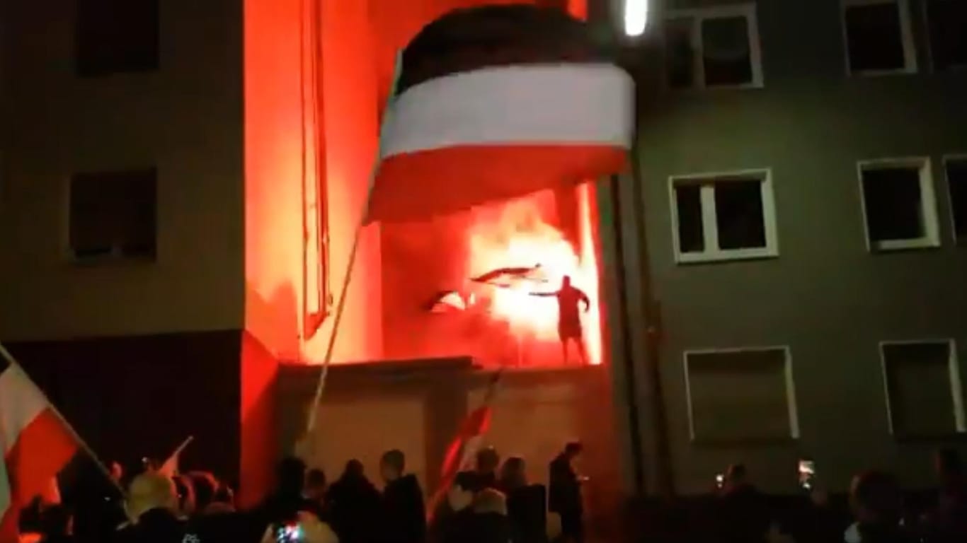 Screenshot aus einem Twitter-Video, das die Neonazi-Demo in Dortmund zeigen soll: Die Polizei hat mehrere Strafverfahren eingeleitet.